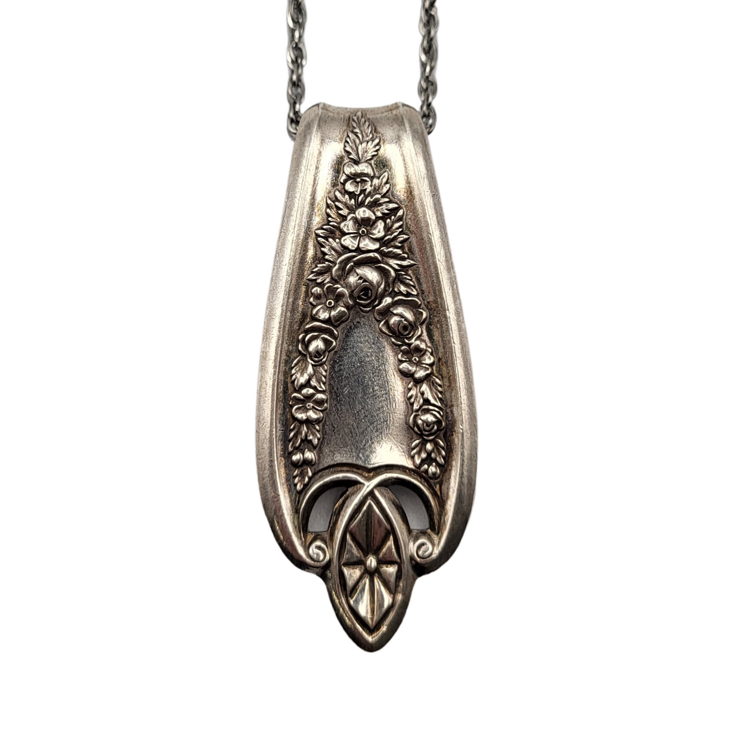 Pendentif en coutellerie revalorisée