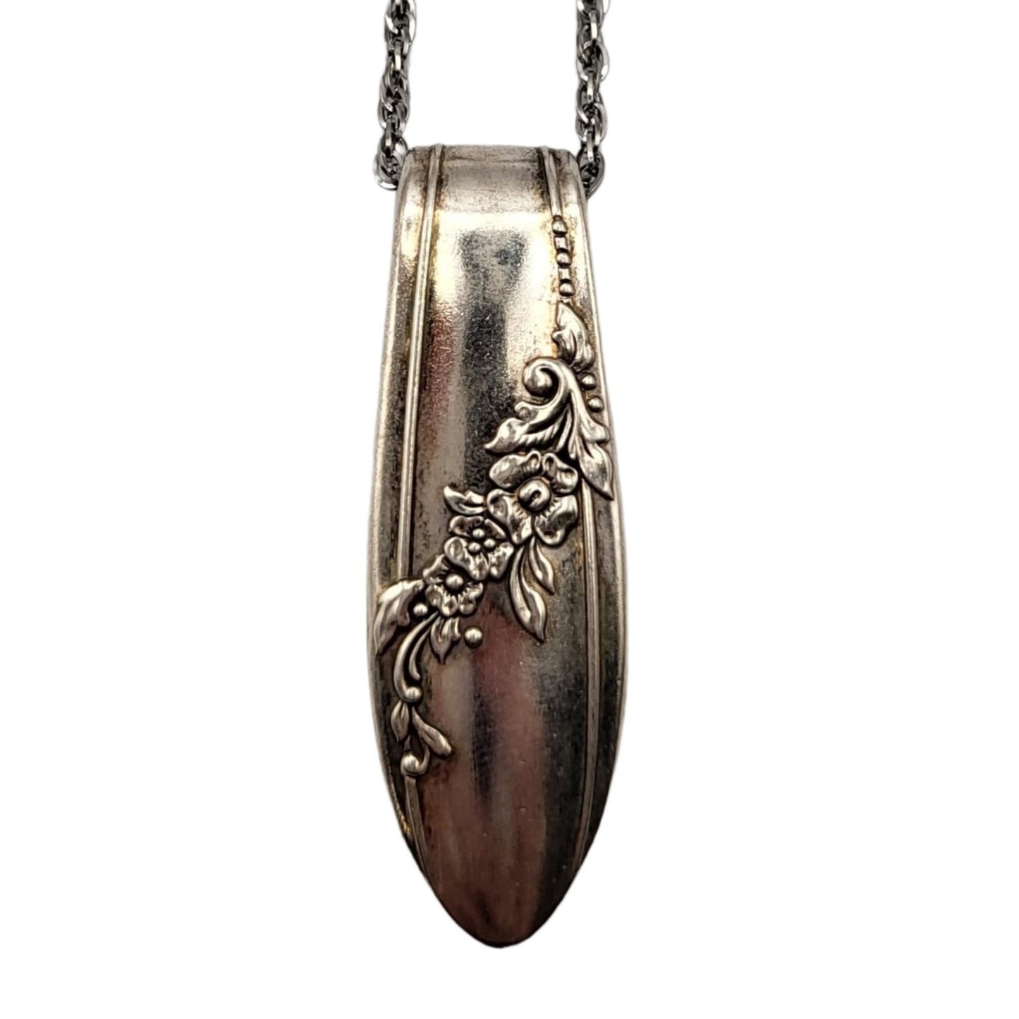 Pendentif en coutellerie revalorisée