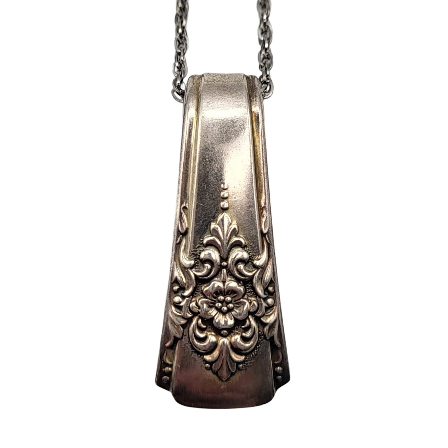 Pendentif en coutellerie revalorisée