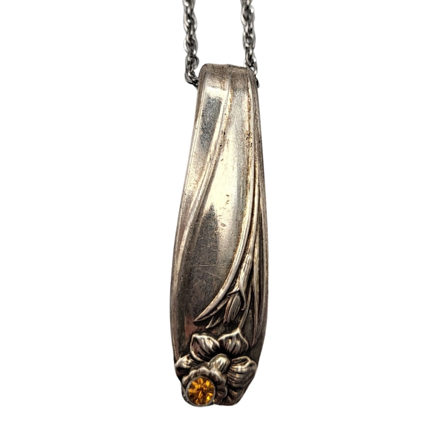 Pendentif en coutellerie revalorisée