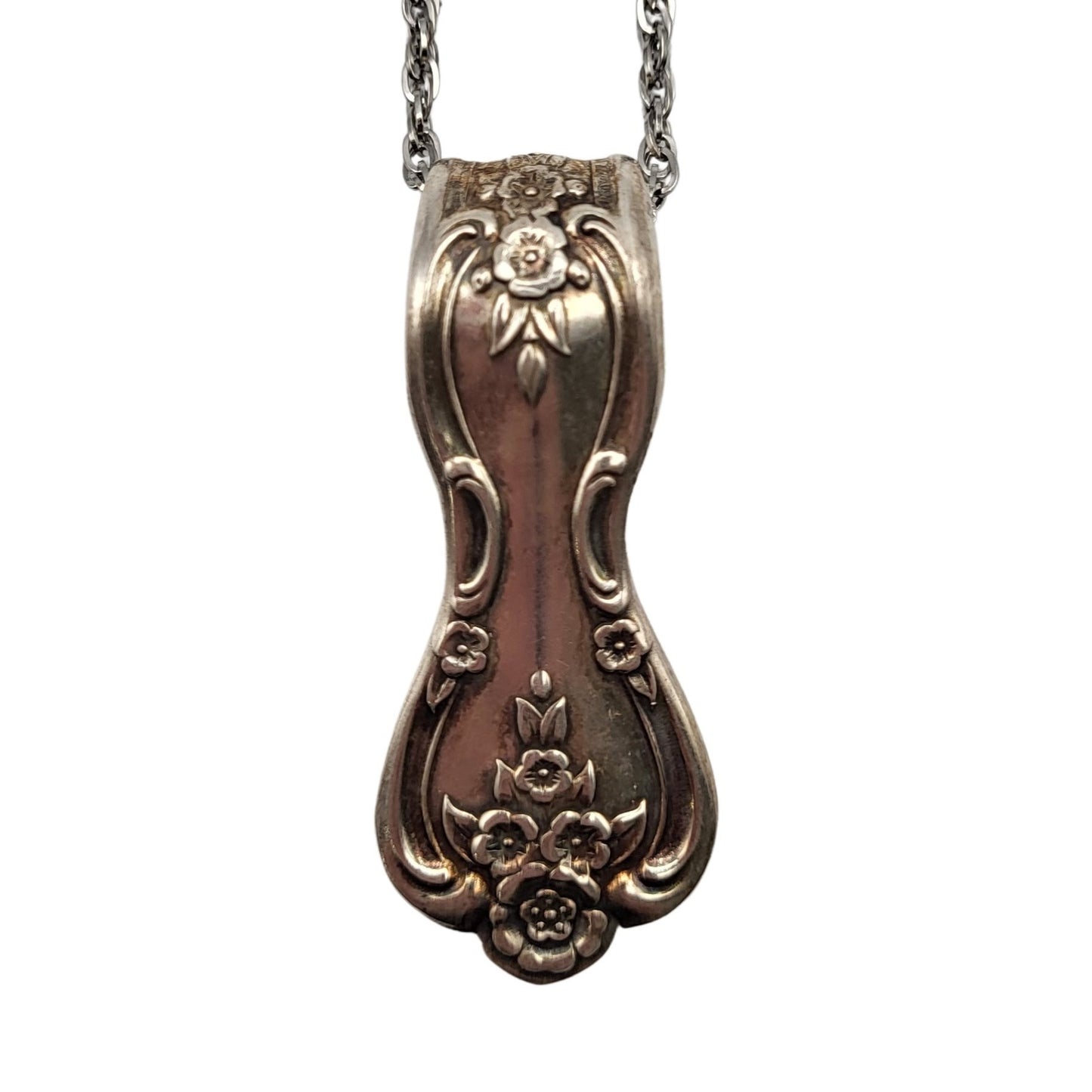Pendentif en coutellerie revalorisée