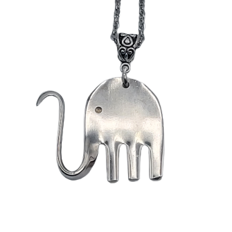 Pendentif éléphant en coutellerie revalorisée